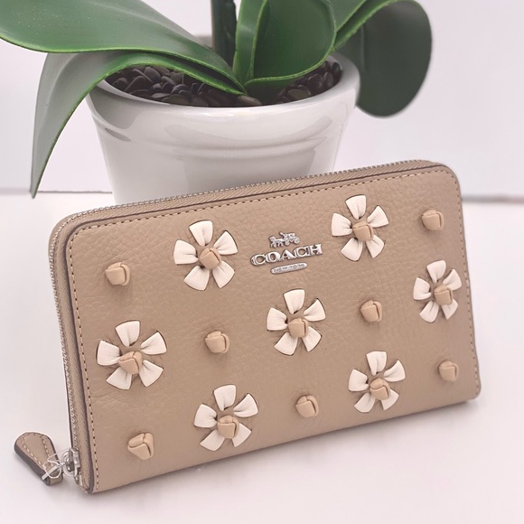 Coach Handbags - Coach Medium Id Zip Wallet With Floral Whipstitch